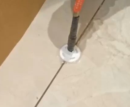 天水市瓷砖空鼓维修公司专业解答瓷砖在铺贴过程中，如果没有涂抹均匀到位的粘结材料（如水泥砂浆或瓷砖胶），可能会导致以下问题