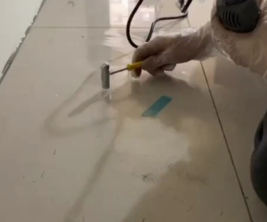 天水市瓷砖开裂维修公司专业分享瓷砖在铺贴前如果没有沥干水分，将会导致以下问题